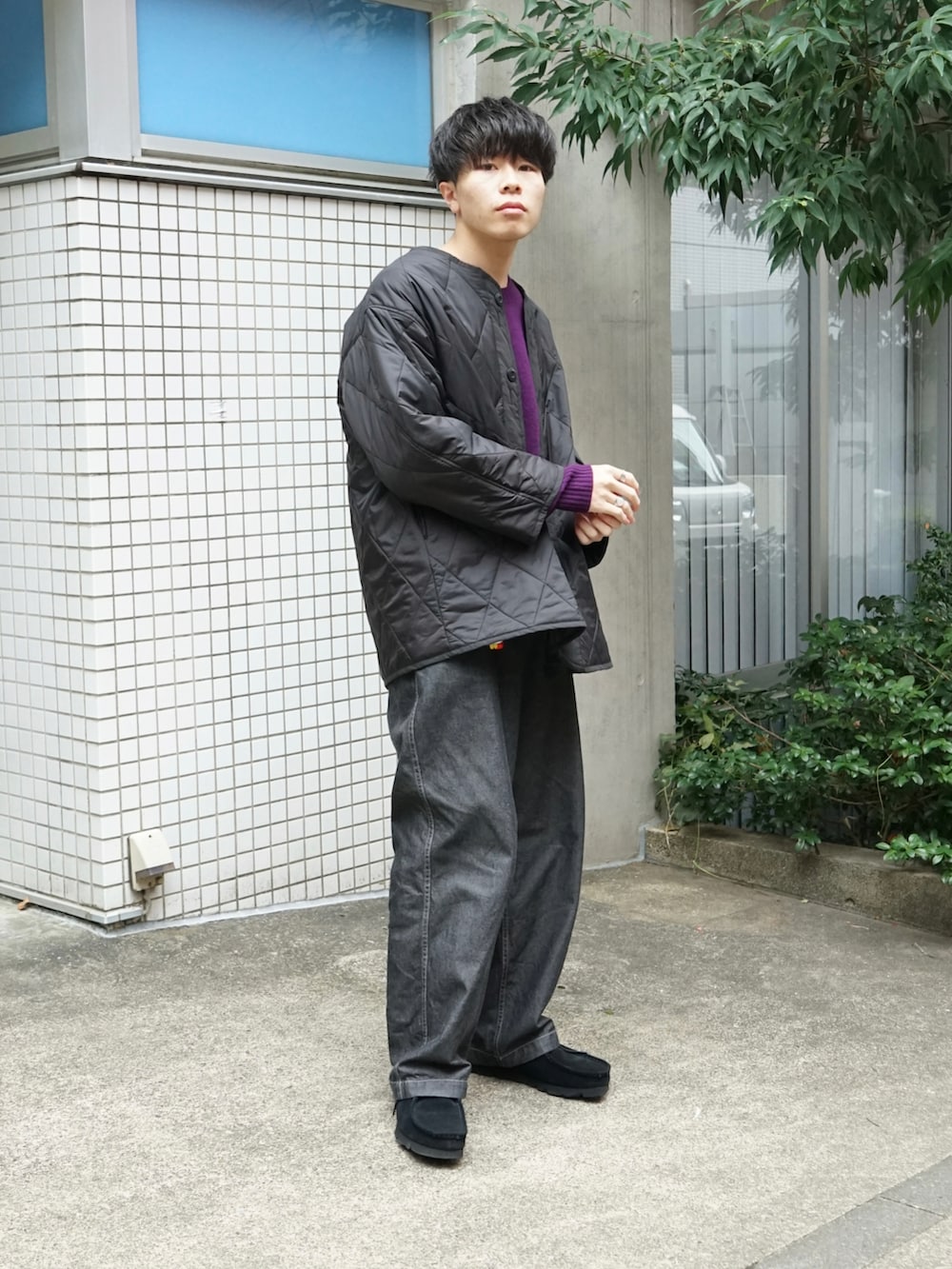 ブラック系のミリタリージャケット、パープル系のニット/セーター、グレー系のデニムパンツを着用したメンズの秋コーディネートの2枚目の写真