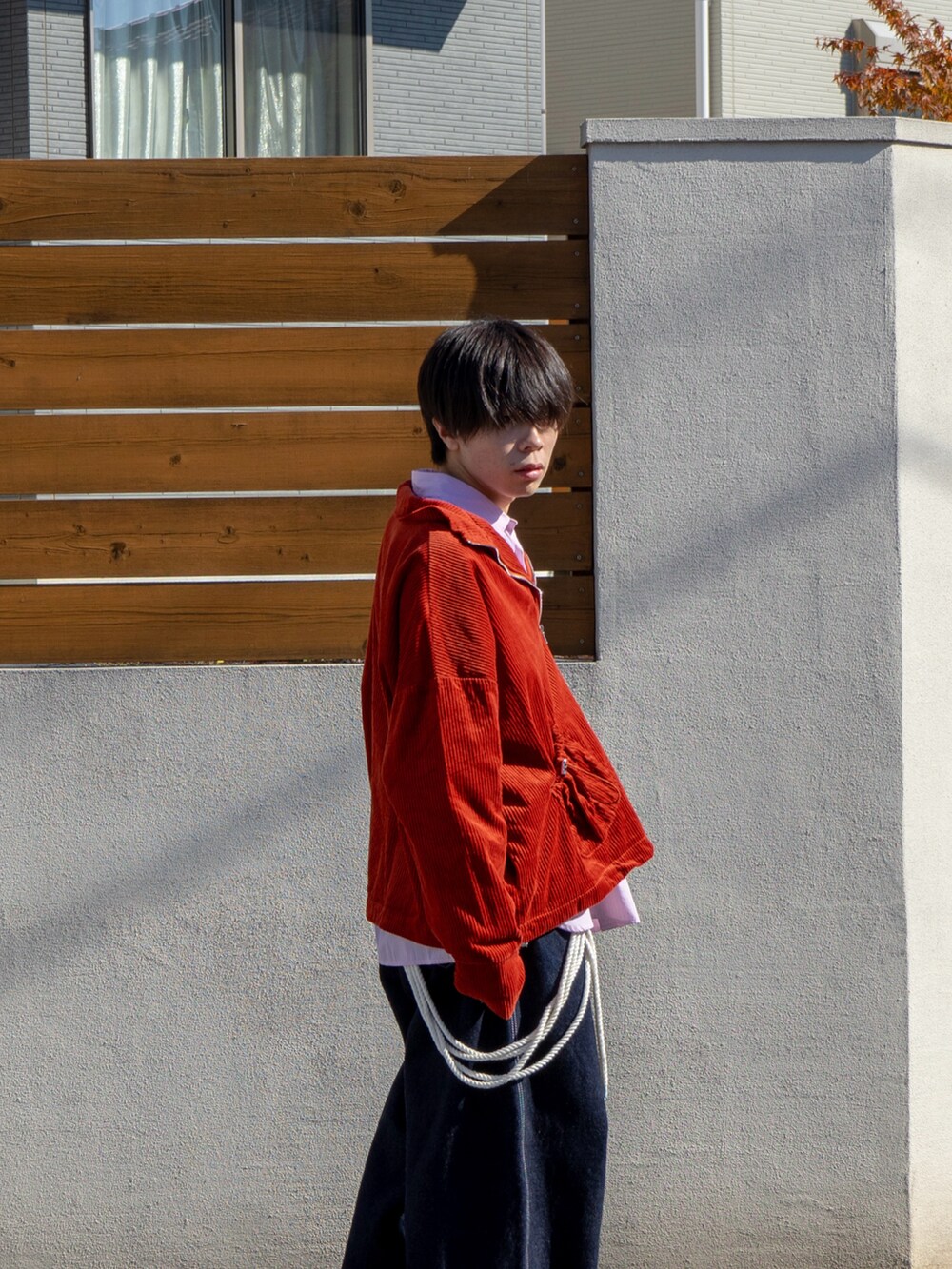 オレンジ系のブルゾン、ピンク系のシャツ/ブラウス、ブルー系のデニムパンツを着用したメンズの秋コーディネートの4枚目の写真