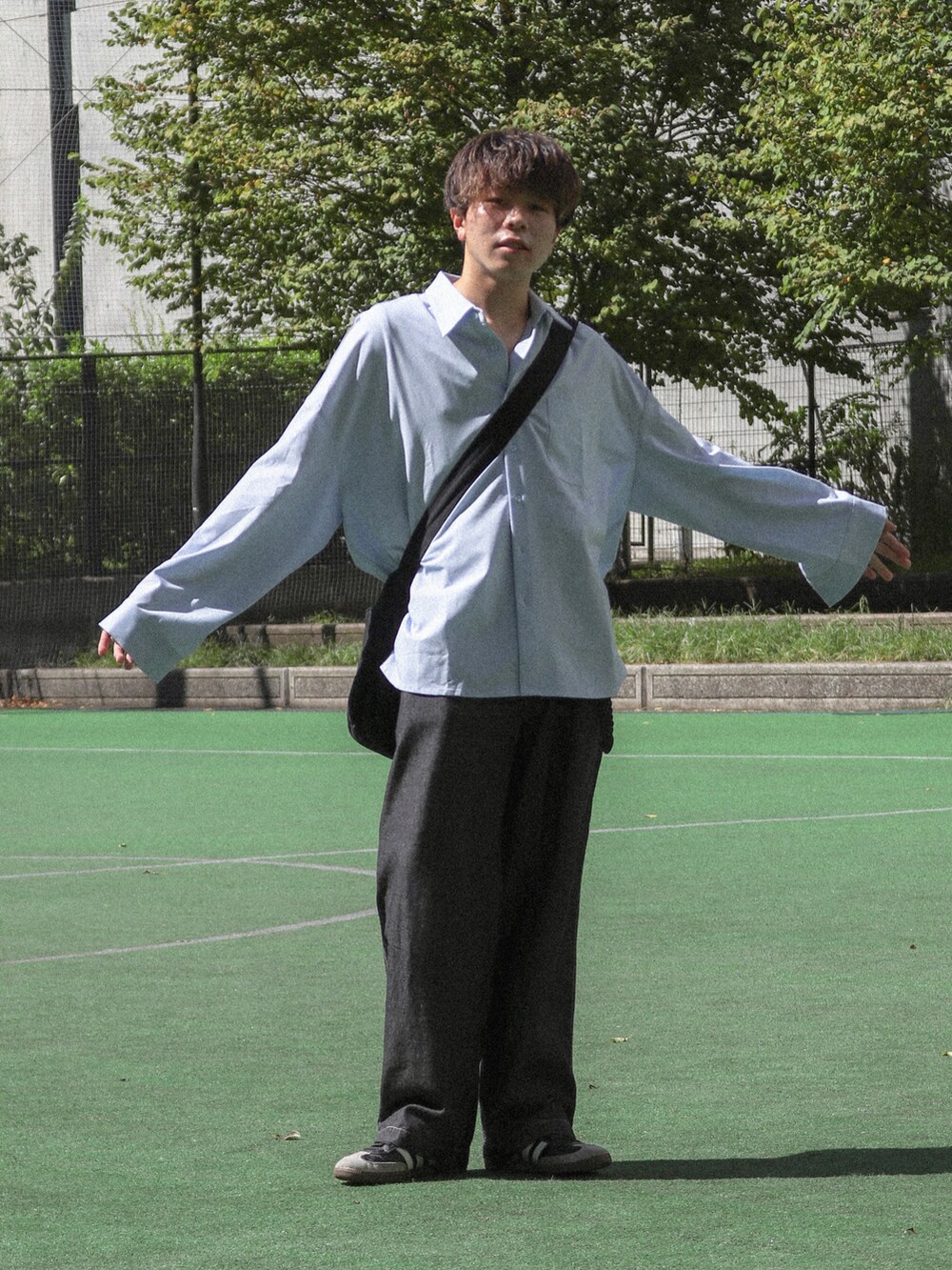 ブルー系のシャツ/ブラウス、グレー系のデニムパンツ、ブラック系のショルダーバッグを着用したメンズの秋コーディネートの2枚目の写真
