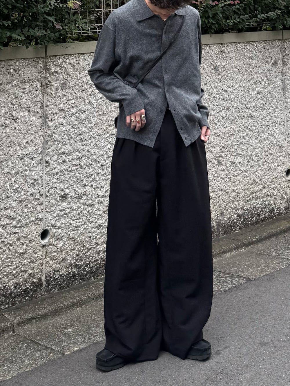 グレー系のシャツ/ブラウス、ブラック系のスラックス、ブラック系のモカシン/デッキシューズを着用したメンズの秋コーディネートの3枚目の写真