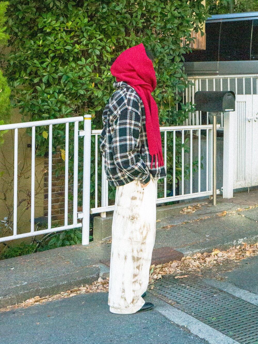 ブラック系のブルゾン、ベージュ系のその他パンツ、ホワイト系のスウェットを着用したメンズの冬コーディネートの2枚目の写真