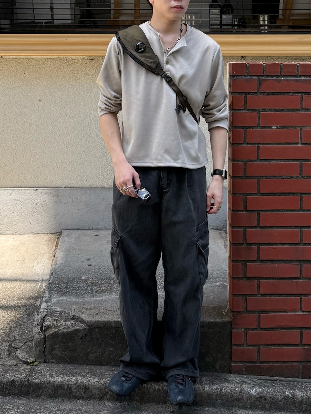その他のその他パンツ、ベージュ系のTシャツ/カットソー、ブラック系のスニーカーを着用したメンズの春コーディネートの4枚目の写真