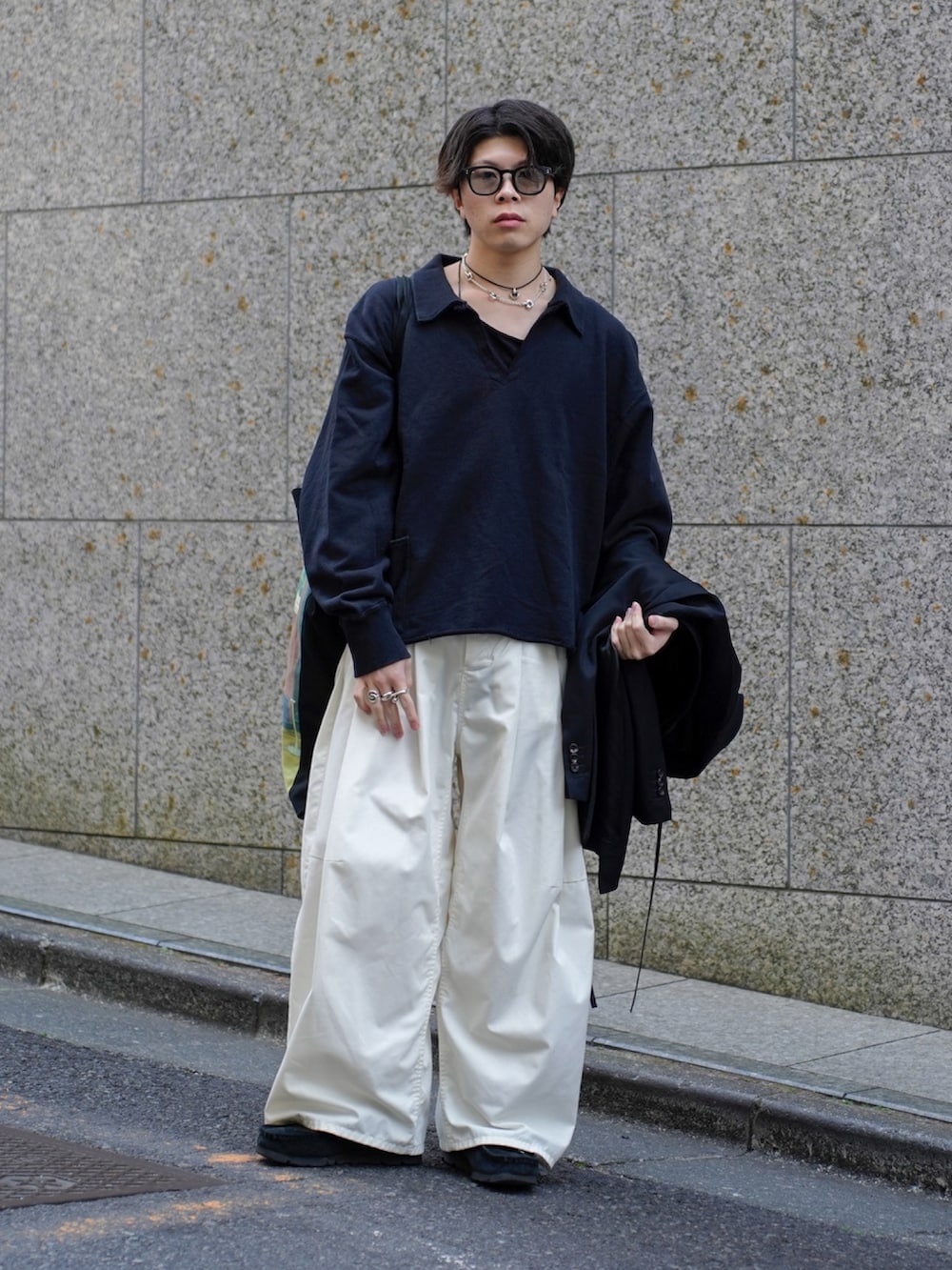 ブラック系のスウェット、ホワイト系のその他パンツ、ブラック系のその他シューズを着用したメンズの春コーディネートの2枚目の写真