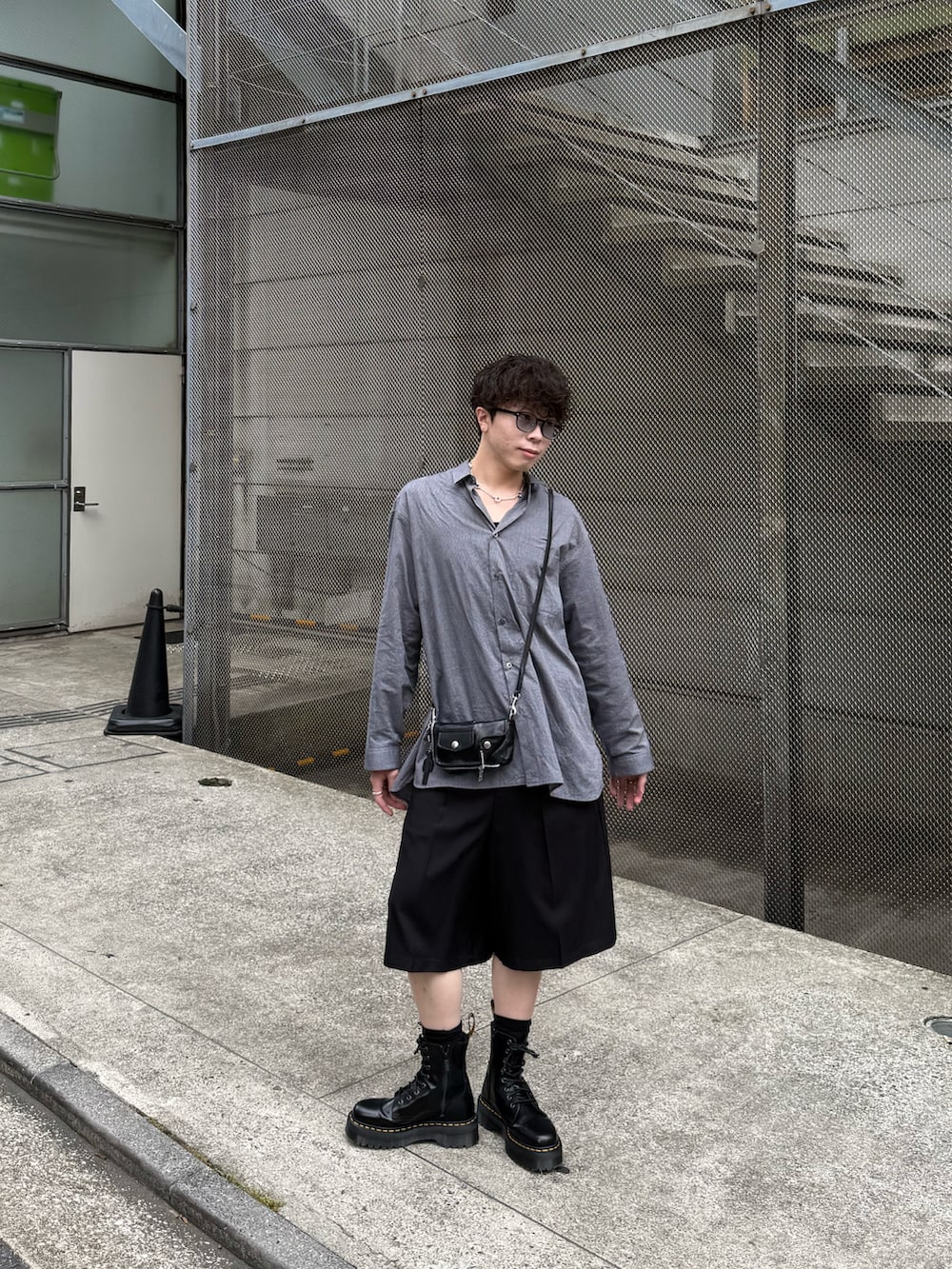 ブルー系のシャツ/ブラウス、ブラック系のその他パンツ、ブラック系のブーツを着用したメンズの夏コーディネートの3枚目の写真