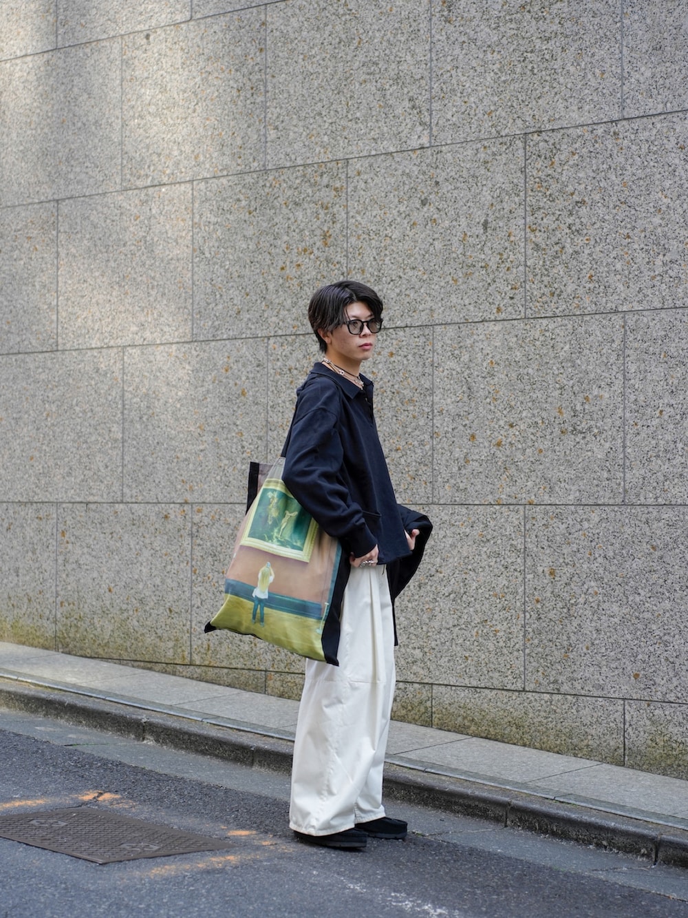 ブラック系のスウェット、ホワイト系のその他パンツ、ブラック系のその他シューズを着用したメンズの春コーディネートの3枚目の写真