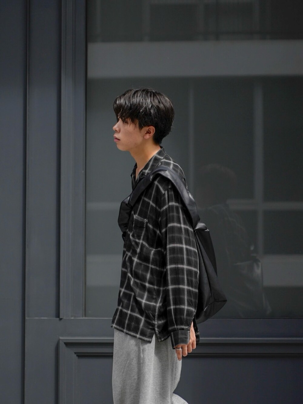 ブラック系のシャツ/ブラウス、グレー系のスウェットパンツ、ブラック系のショルダーバッグを着用したメンズの秋コーディネートの3枚目の写真