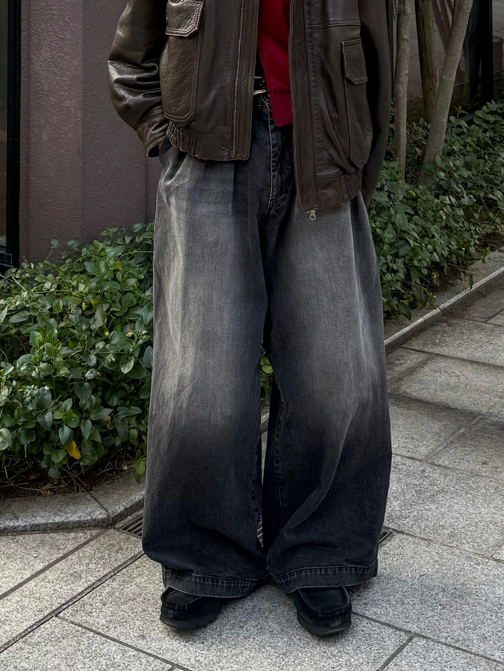 レッド系のその他トップス、ブラウン系のブルゾン、ブラック系のデニムパンツを着用したメンズの冬コーディネートの3枚目の写真