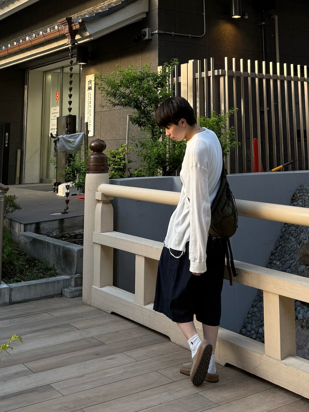 ブルー系のその他パンツ、グリーン系のバックパック/リュック、ベージュ系のその他シューズを着用したメンズの夏コーディネートの3枚目の写真
