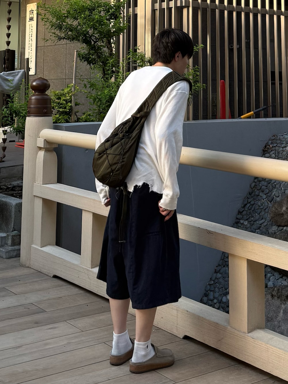 ブルー系のその他パンツ、グリーン系のバックパック/リュック、ベージュ系のその他シューズを着用したメンズの夏コーディネートの2枚目の写真