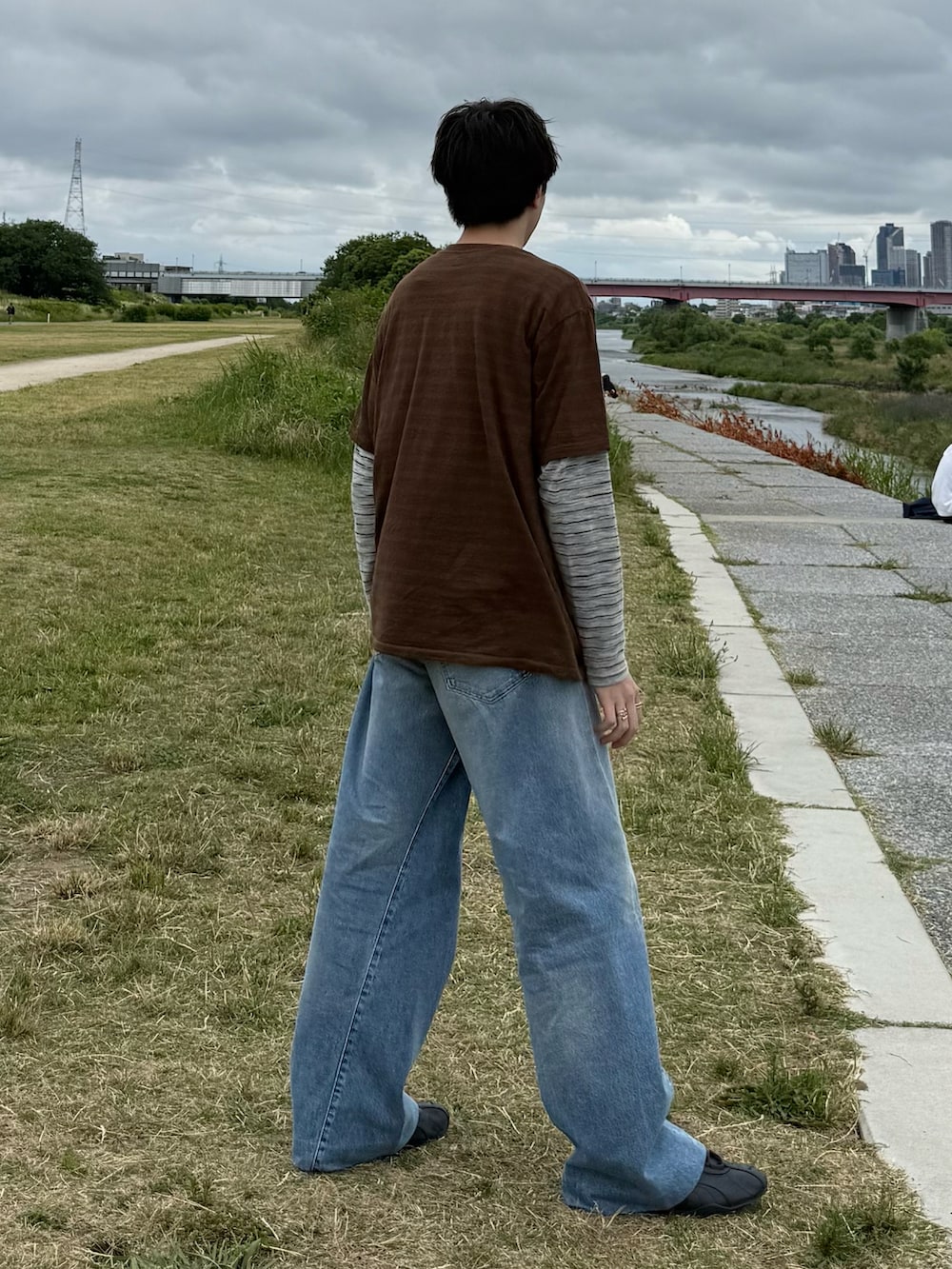 ブラウン系のTシャツ/カットソー、グレー系のTシャツ/カットソー、ブルー系のデニムパンツを着用したメンズの春コーディネートの3枚目の写真