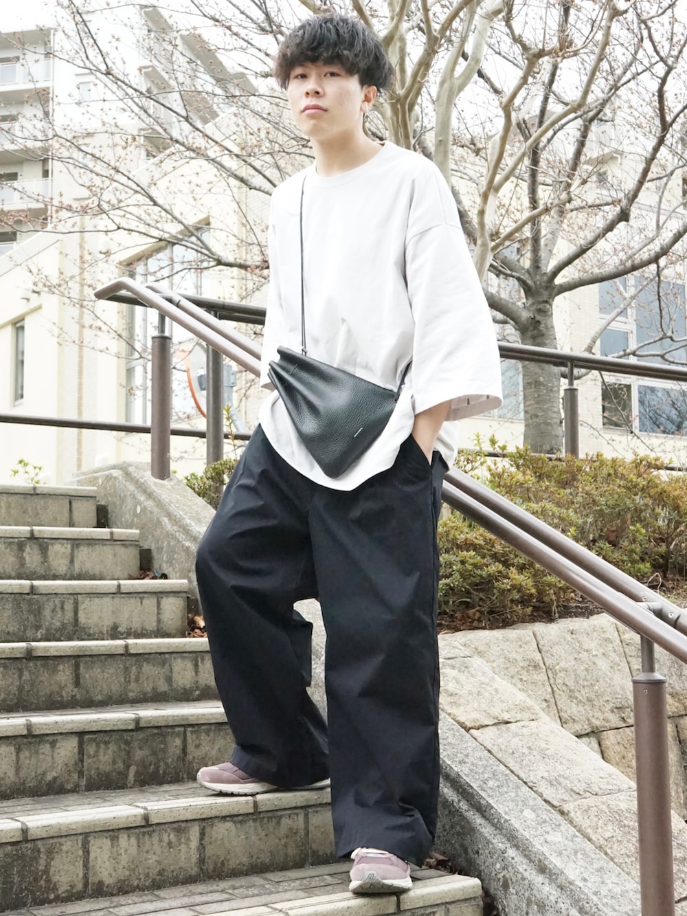 グレー系のTシャツ/カットソー、ブラック系のその他パンツ、ブラック系のショルダーバッグを着用したメンズの春コーディネートの2枚目の写真