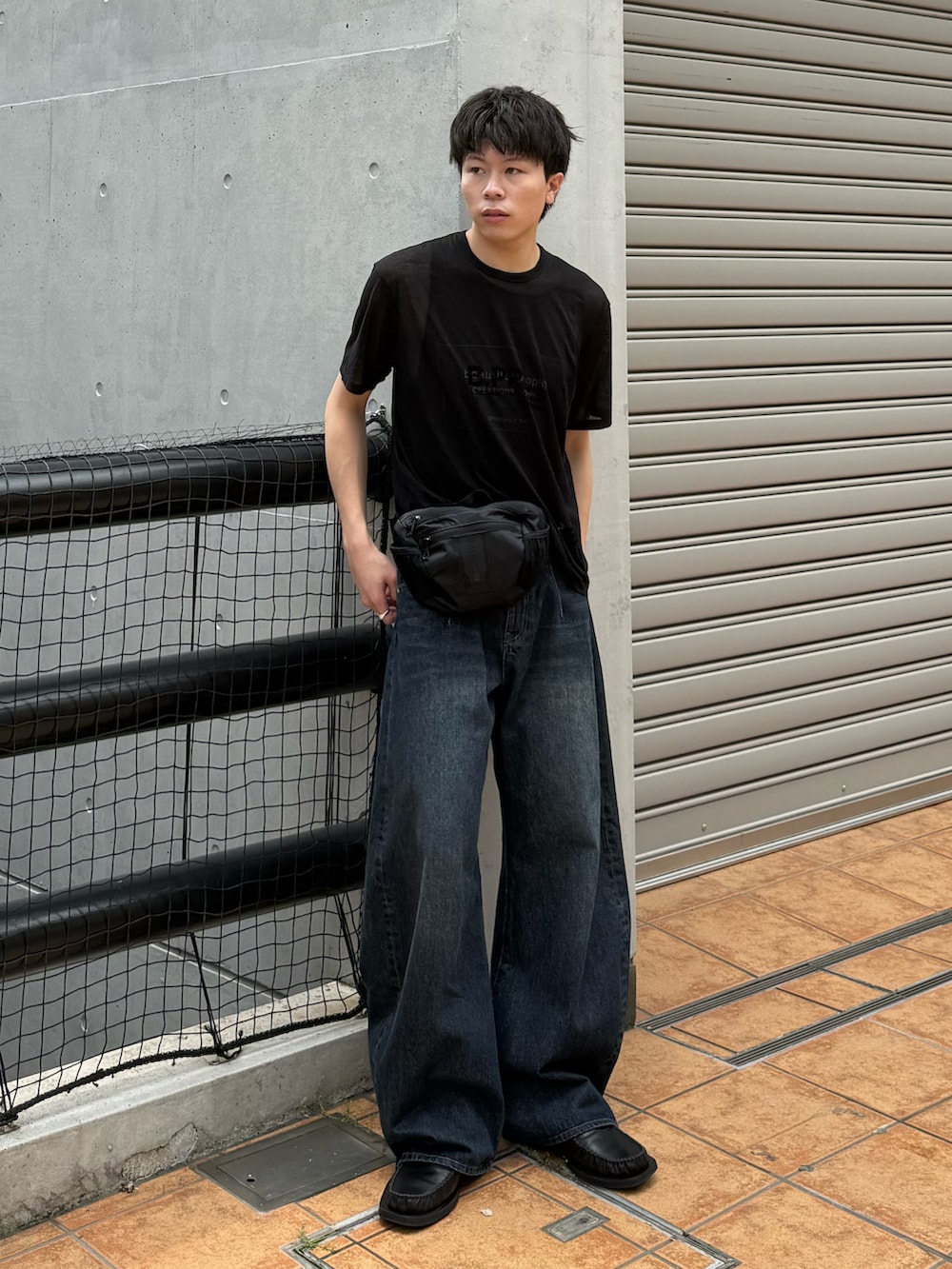 ブラック系のTシャツ/カットソー、ブルー系のデニムパンツ、ブラウン系のタンクトップを着用したメンズの夏コーディネートの2枚目の写真