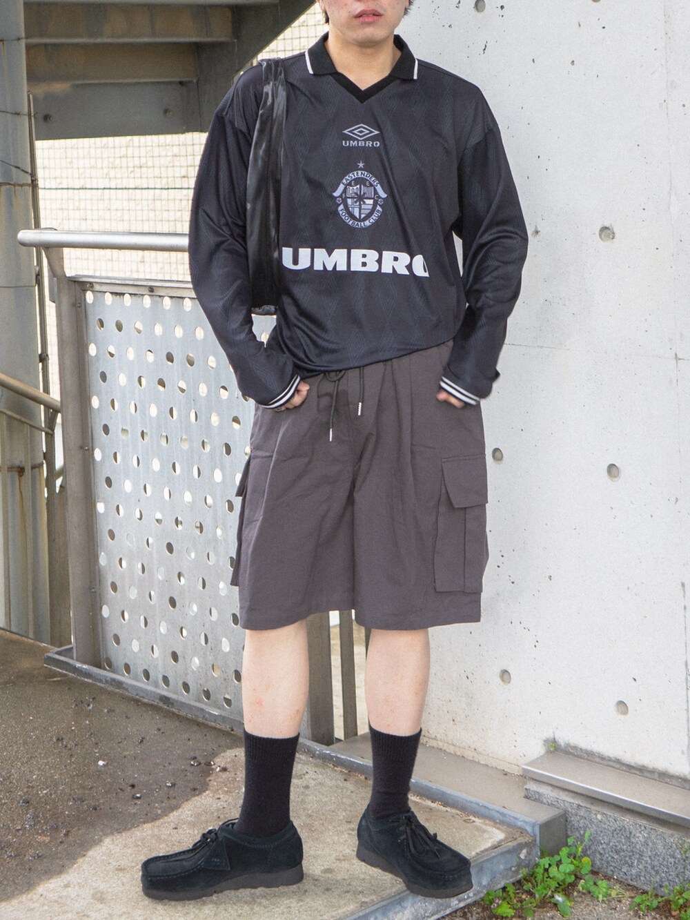 ブラック系のTシャツ/カットソー、グレー系のカーゴパンツ、ブラック系のその他シューズを着用したメンズの春コーディネートの5枚目の写真