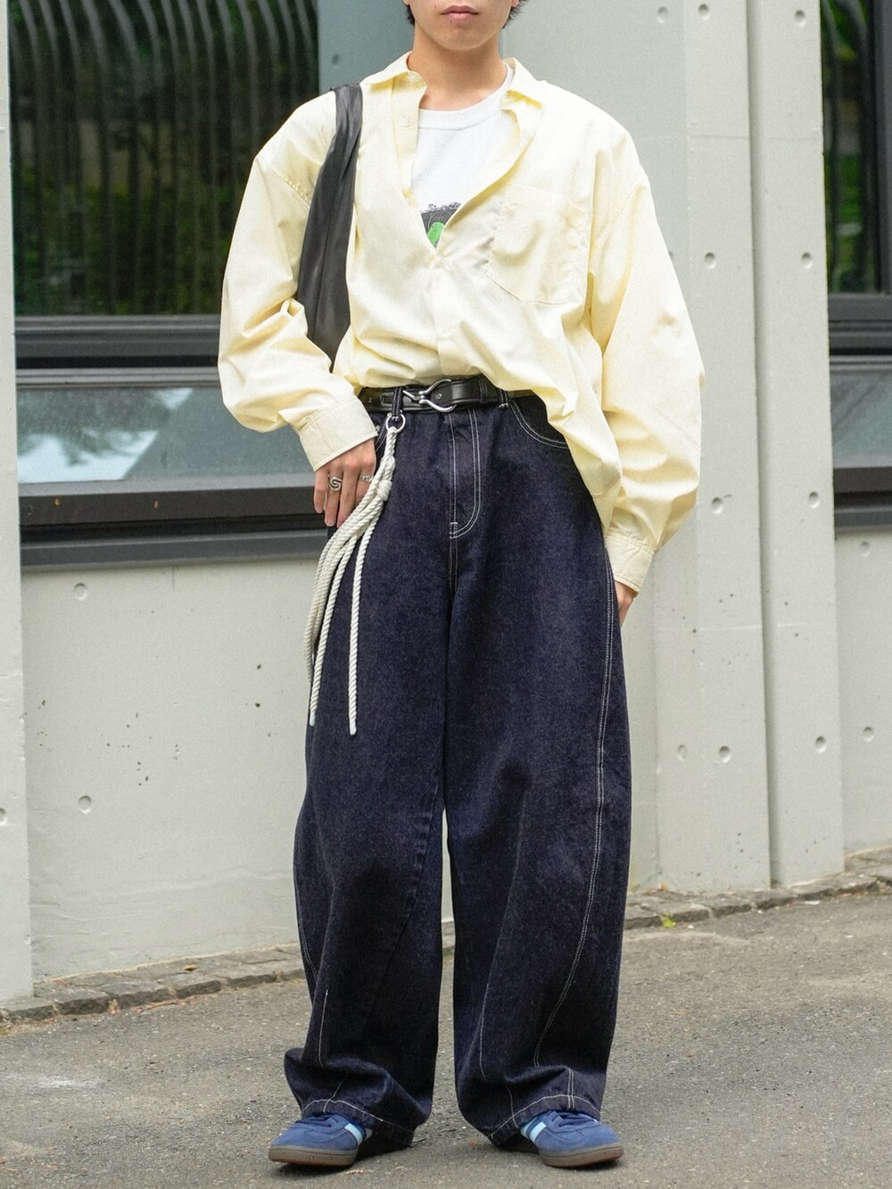 イエロー系のシャツ/ブラウス、ブルー系のデニムパンツ、ブルー系のスニーカーを着用したメンズの春コーディネートの5枚目の写真