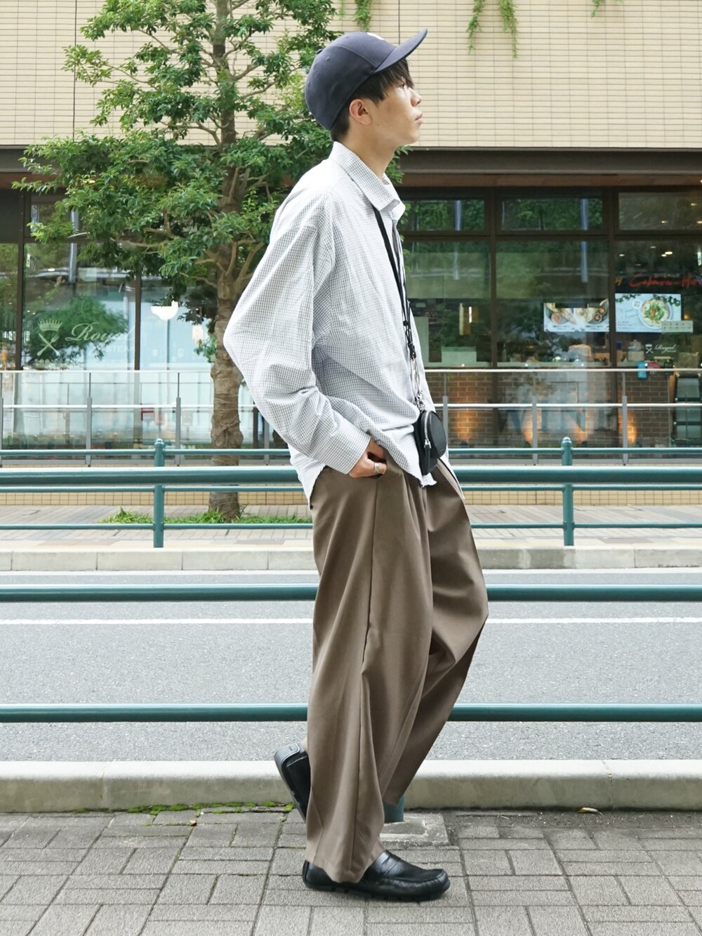 ブラック系のシャツ/ブラウス、ブラウン系のスラックス、ブラック系のショルダーバッグを着用したメンズの秋コーディネートの3枚目の写真