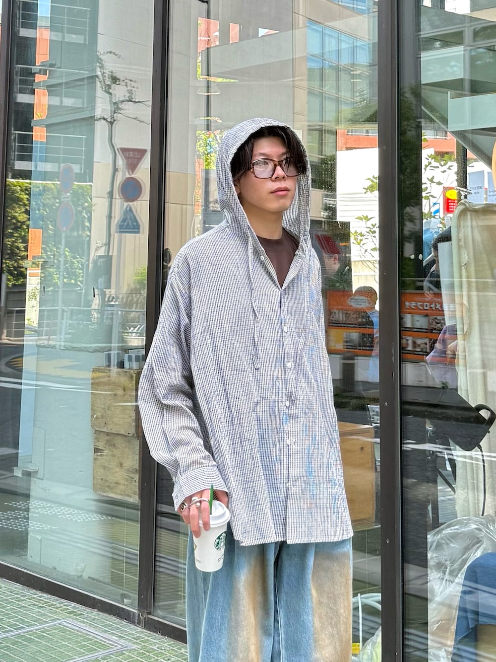 ホワイト系のシャツ/ブラウス、ブラウン系のTシャツ/カットソー、ブルー系のデニムパンツを着用したメンズの春コーディネートの3枚目の写真