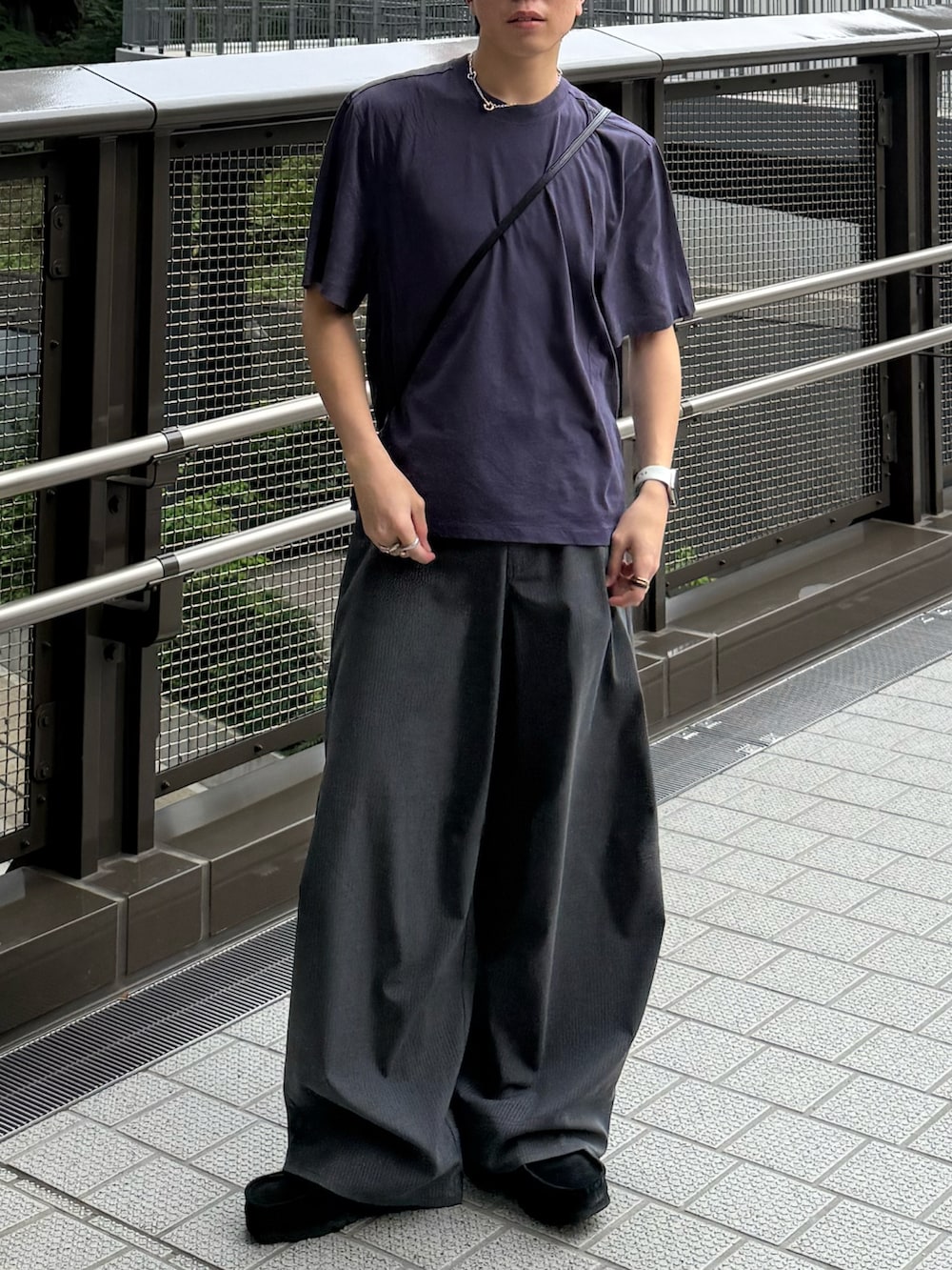 ブルー系のTシャツ/カットソー、グレー系のスラックス、ブラック系のその他シューズを着用したメンズの夏コーディネートの5枚目の写真