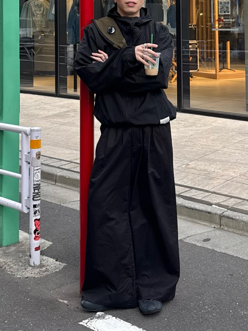 ブラック系のその他アウター、ブラック系のその他パンツ、ブラック系のスニーカーを着用したメンズの春コーディネートの4枚目の写真