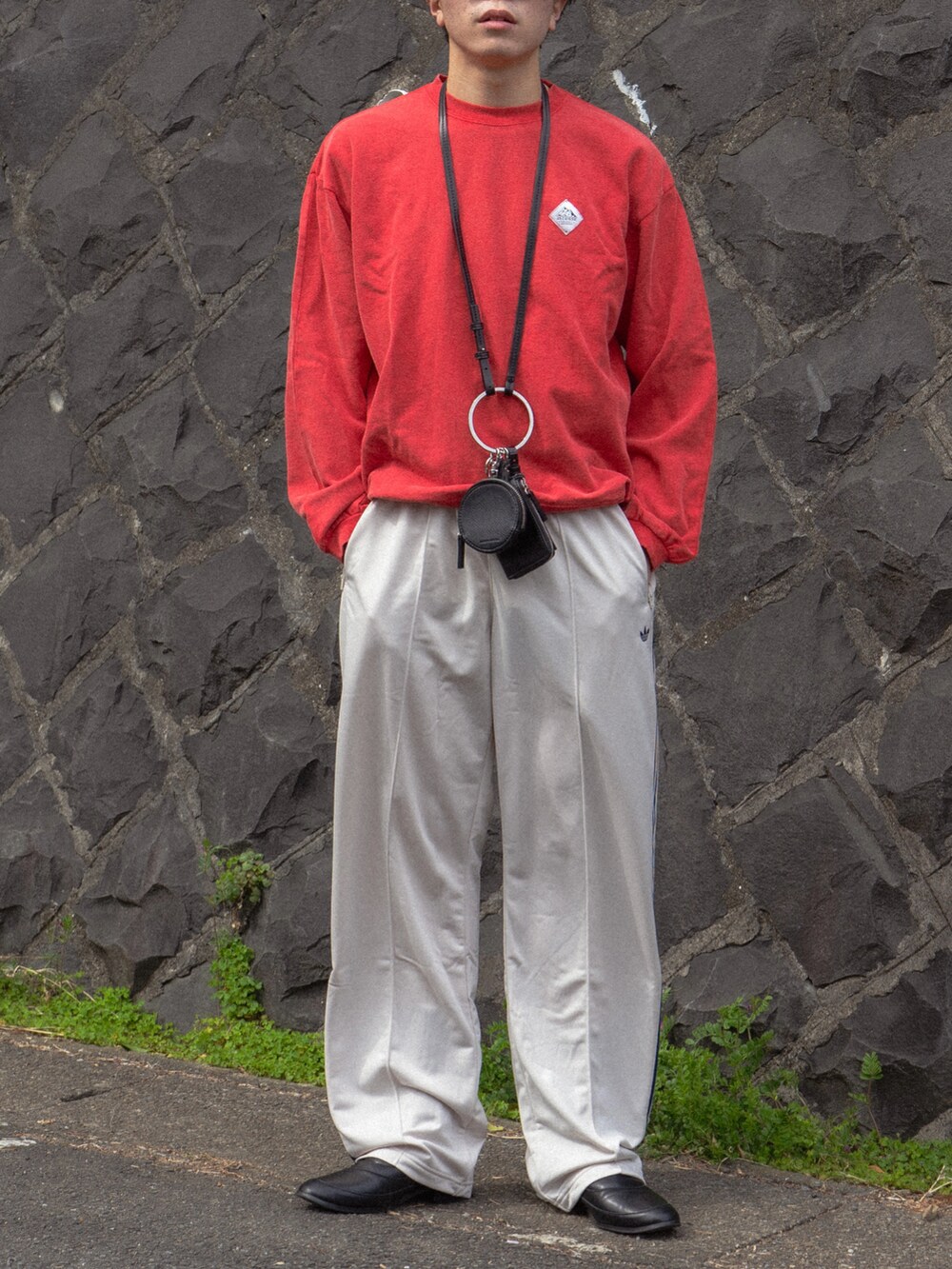 レッド系のスウェット、ホワイト系のその他パンツ、ブラック系のショルダーバッグを着用したメンズの春コーディネートの5枚目の写真