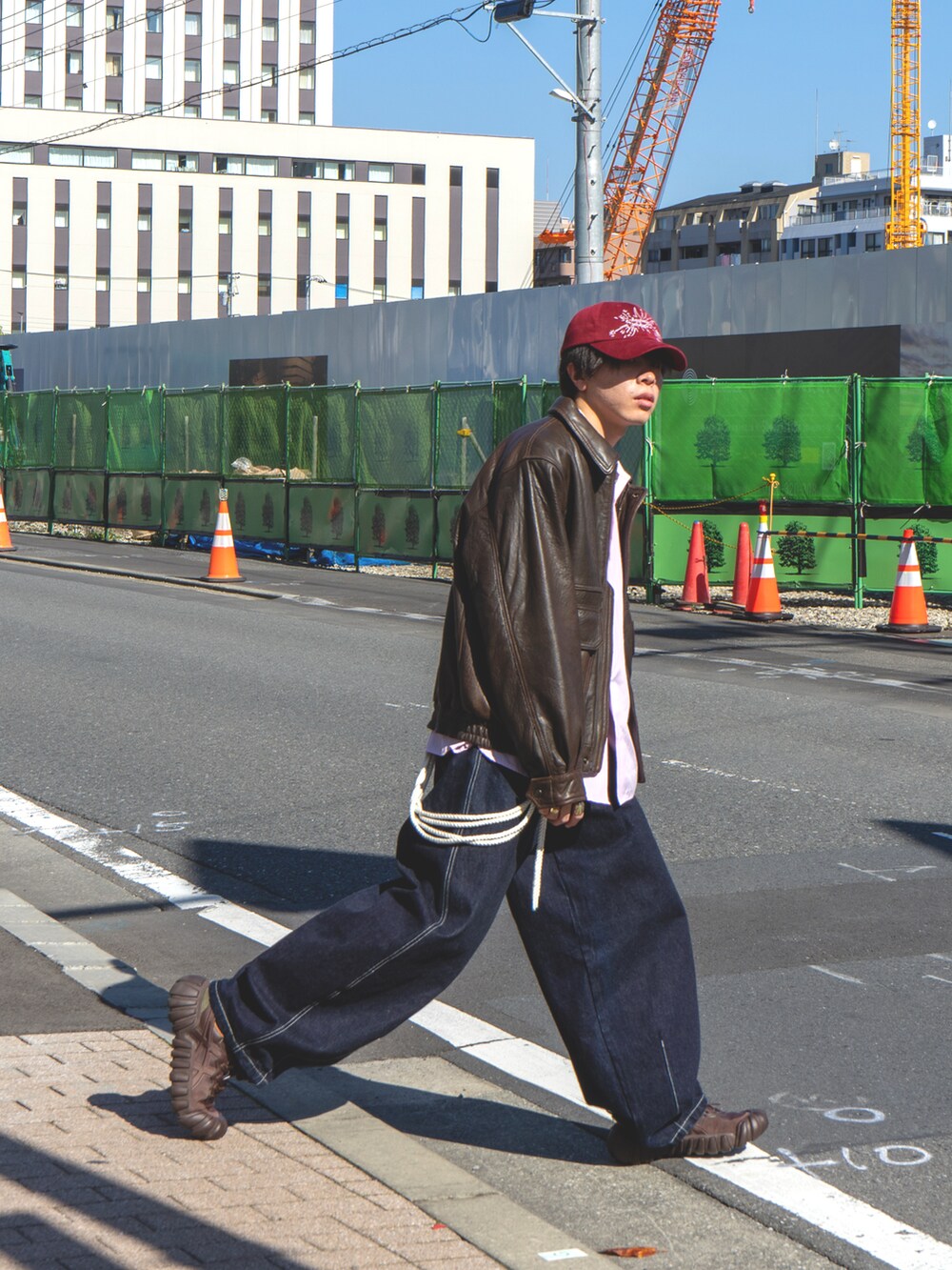 ブラウン系のブルゾン、ピンク系のシャツ/ブラウス、ブルー系のデニムパンツを着用したメンズの秋コーディネートの3枚目の写真