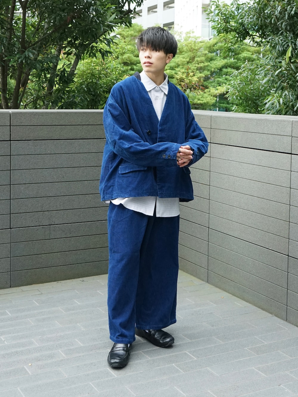 ブルー系のテーラードジャケット、ブラック系のシャツ/ブラウス、ブルー系のスラックスを着用したメンズの秋コーディネートの2枚目の写真