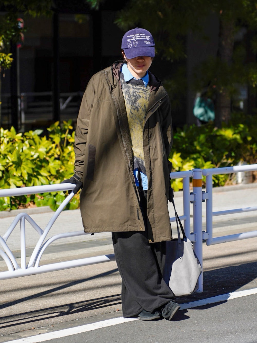 ブラック系のスウェットパンツ、ブラック系のその他シューズ、グリーン系のブルゾンを着用したメンズの冬コーディネートの2枚目の写真