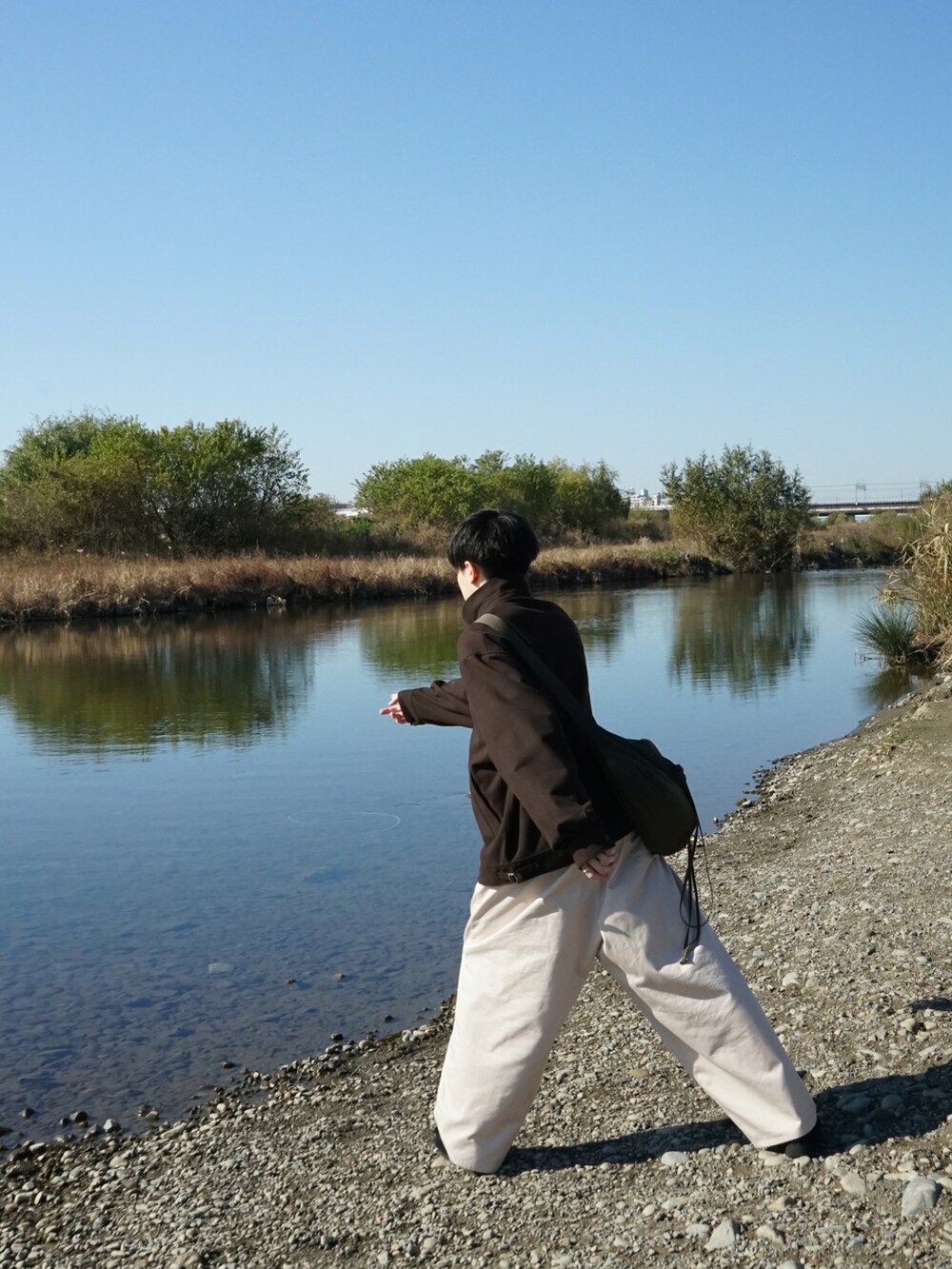 ブラウン系のブルゾン、ベージュ系のその他パンツ、ブラック系のその他シューズを着用したメンズの冬コーディネートの4枚目の写真