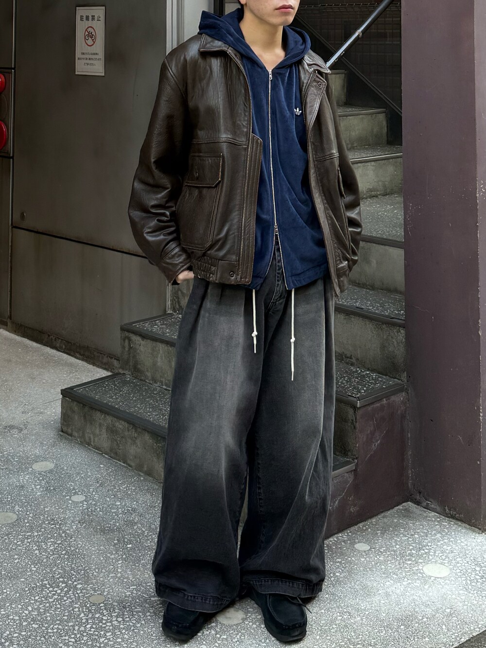 ブラック系のモカシン/デッキシューズ、ブラウン系のブルゾン、ブルー系のブルゾンを着用したメンズの冬コーディネートの5枚目の写真