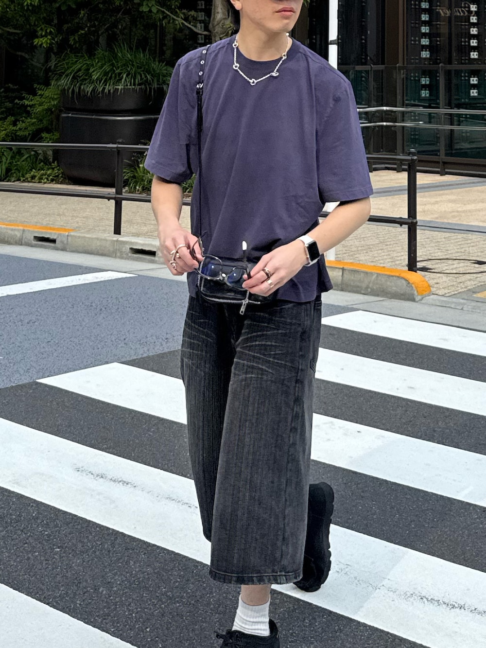 ブルー系のTシャツ/カットソー、グレー系のデニムパンツ、ブラック系のその他シューズを着用したメンズの夏コーディネートの4枚目の写真