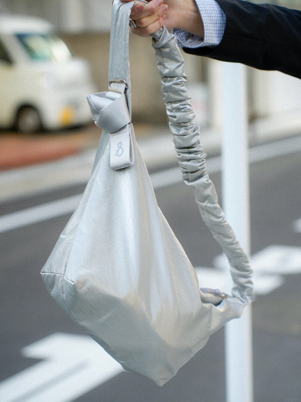 ブルー系のその他パンツ、ブラック系のシャツ/ブラウス、ブラック系のその他シューズを着用したメンズの春コーディネートの4枚目の写真