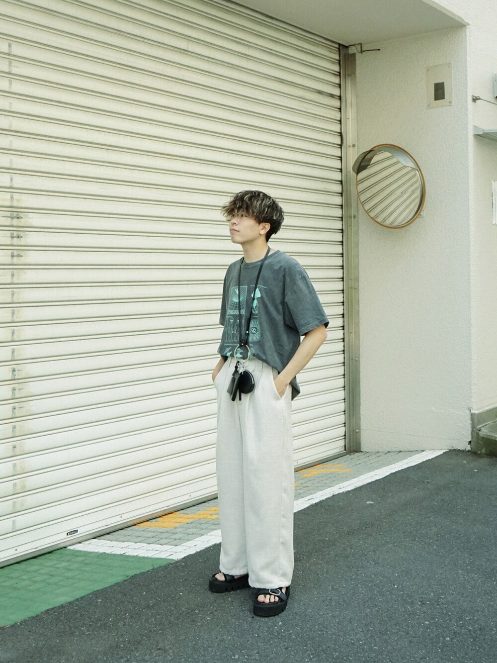 グレー系のTシャツ/カットソー、ベージュ系のその他パンツ、ブラック系のショルダーバッグを着用したメンズの夏コーディネートの3枚目の写真