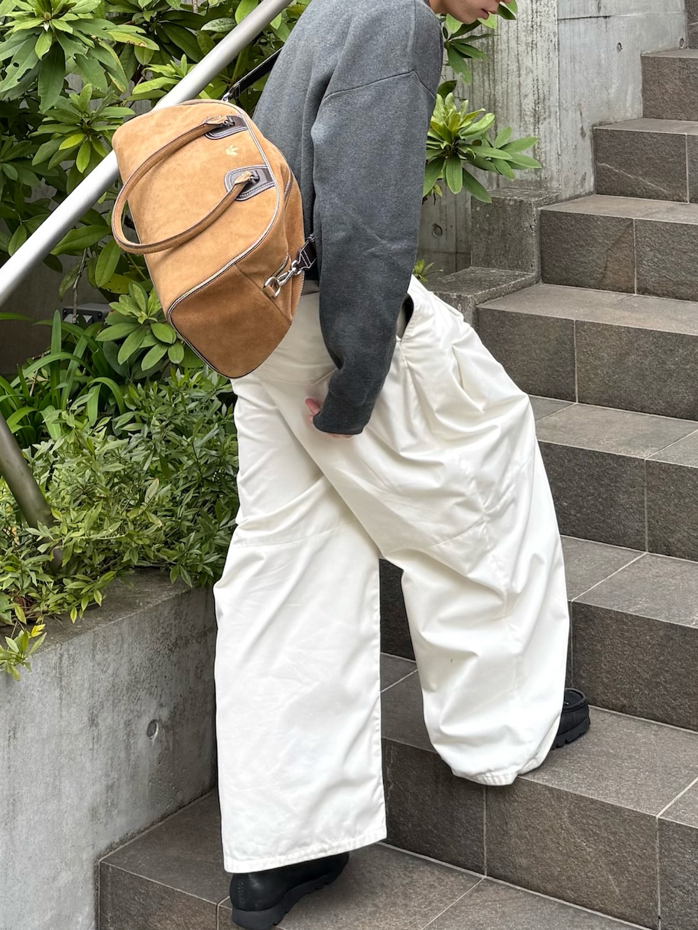 グレー系のニット/セーター、グレー系のTシャツ/カットソー、ホワイト系のその他パンツを着用したメンズの春コーディネートの5枚目の写真