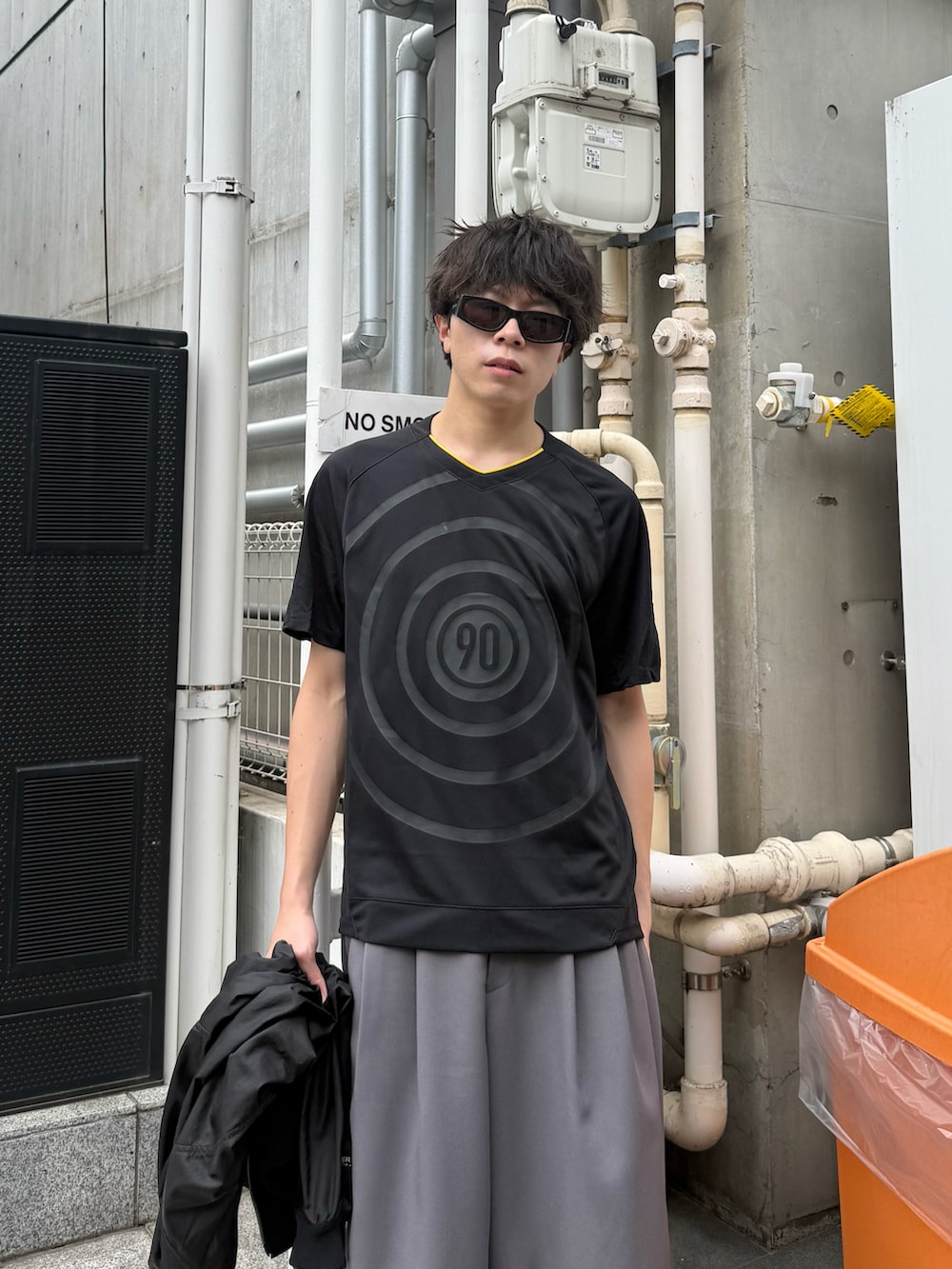ブラック系のTシャツ/カットソー、オレンジ系のスニーカーを着用したメンズの夏コーディネートの4枚目の写真
