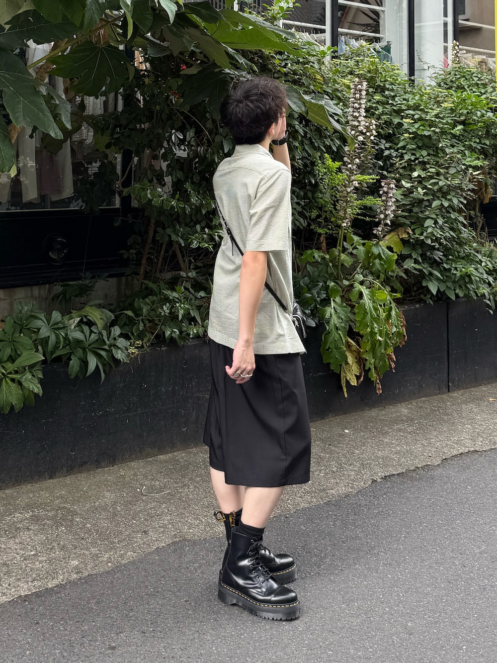 グリーン系のシャツ/ブラウス、ブラック系のその他パンツ、ブラック系のブーツを着用したメンズの夏コーディネートの2枚目の写真