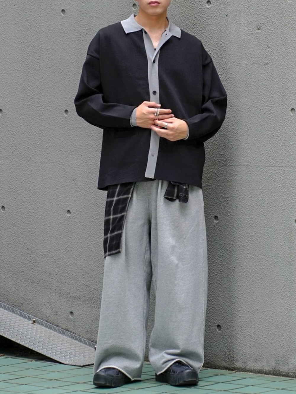 ブラック系のポロシャツ、グレー系のスウェットパンツ、ブラック系のシャツ/ブラウスを着用したメンズの秋コーディネートの5枚目の写真