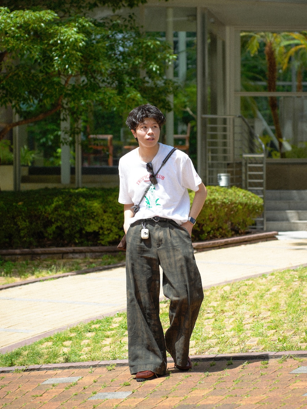 ホワイト系のTシャツ/カットソー、グリーン系のその他パンツ、ブラウン系のショルダーバッグを着用したメンズの夏コーディネートの3枚目の写真