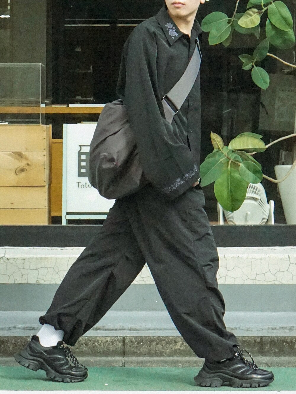 ブラック系のシャツ/ブラウス、ブラック系のその他パンツ、グレー系のショルダーバッグを着用したメンズの秋コーディネートの2枚目の写真