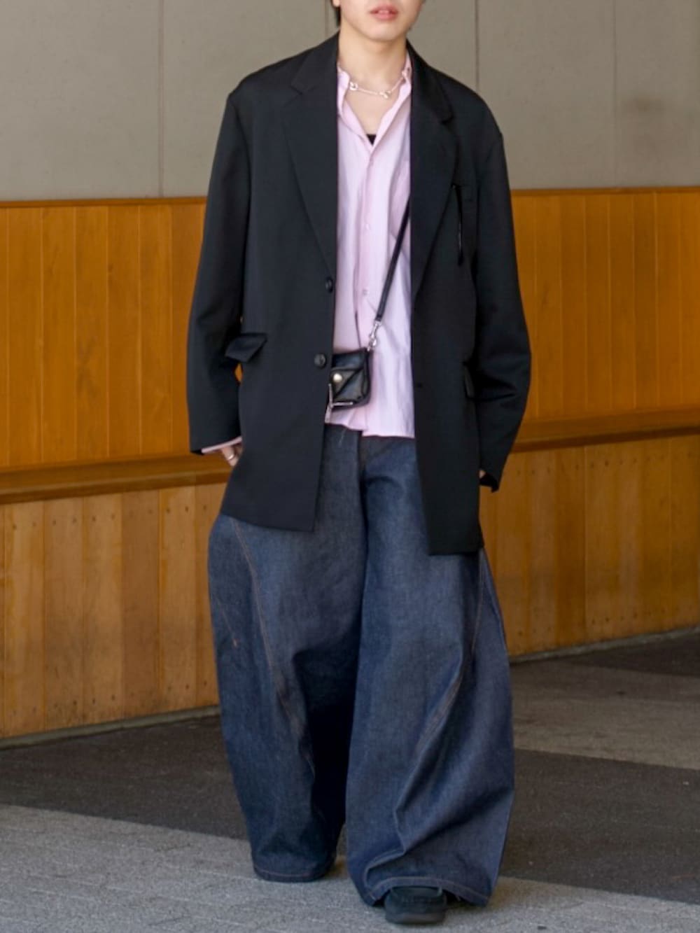 ピンク系のシャツ/ブラウス、ブルー系のデニムパンツ、ブラック系のその他シューズを着用したメンズの春コーディネートの3枚目の写真
