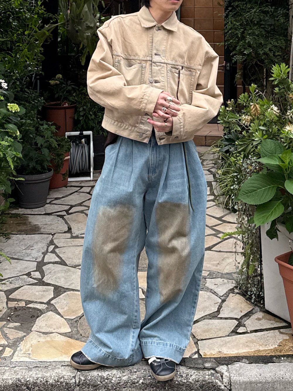 ベージュ系のデニムジャケット、ブラウン系のTシャツ/カットソー、ブルー系のデニムパンツを着用したメンズの夏コーディネートの4枚目の写真