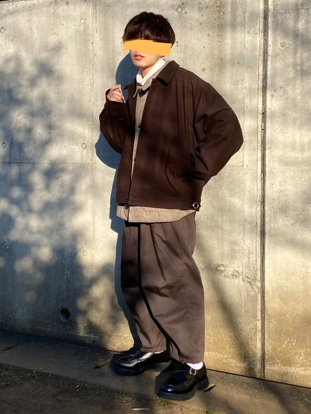 ブラウン系のブルゾン、ブラウン系のシャツ/ブラウス、ホワイト系のTシャツ/カットソーを着用したメンズの冬コーディネートの2枚目の写真