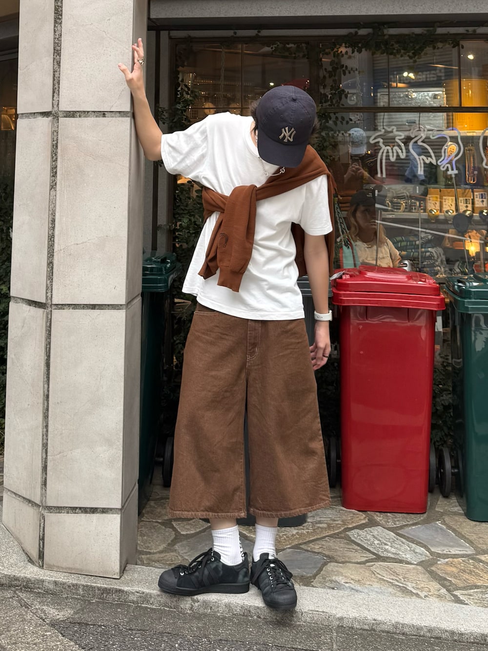 ブラウン系のカーディガン/ボレロ、ホワイト系のTシャツ/カットソー、ブラウン系のデニムパンツを着用したメンズの夏コーディネートの2枚目の写真