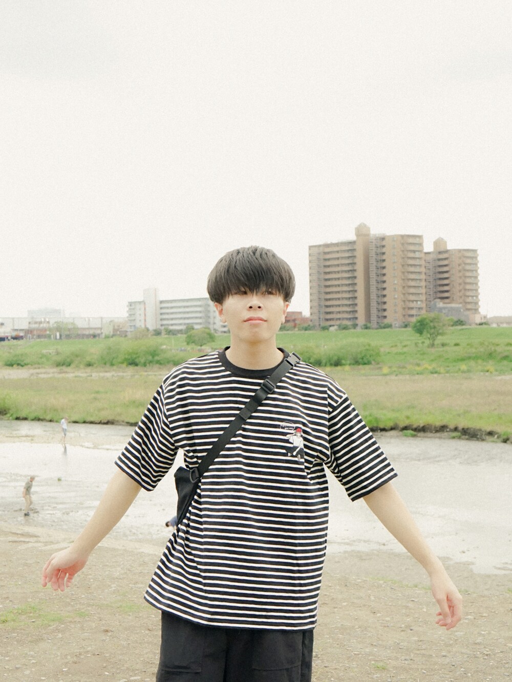 ブラック系のTシャツ/カットソー、ブラック系のその他パンツ、ブラック系のボディバッグ/ウエストポーチを着用したメンズの春コーディネートの2枚目の写真