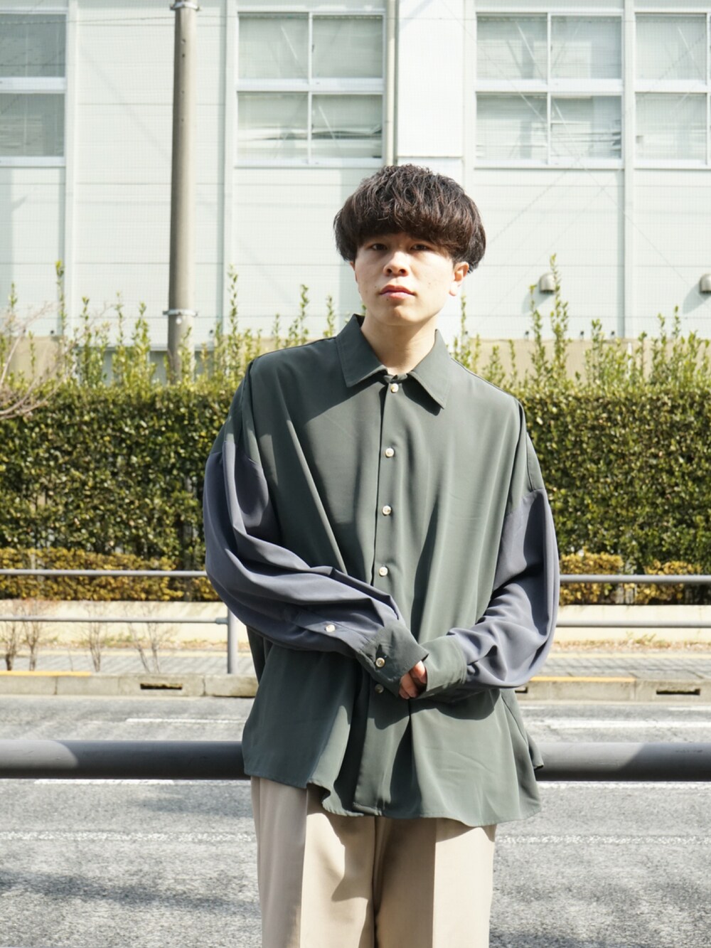 グリーン系のシャツ/ブラウス、ベージュ系のその他パンツ、ブラウン系のモカシン/デッキシューズを着用したメンズの春コーディネートの3枚目の写真