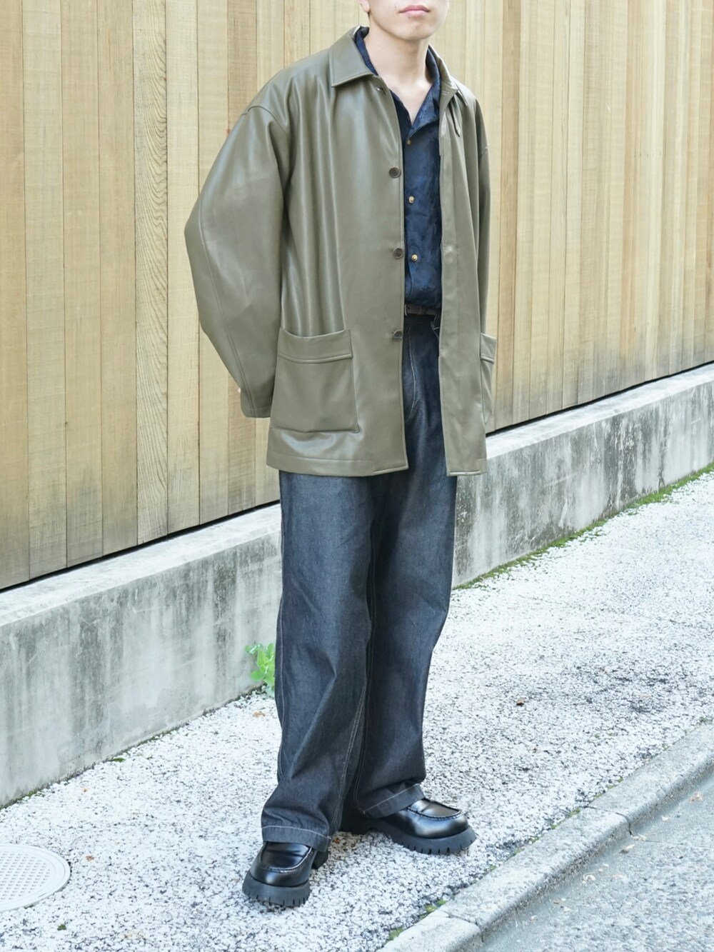 ブラック系のカバーオール、ブルー系のシャツ/ブラウス、グレー系のデニムパンツを着用したメンズの秋コーディネートの5枚目の写真