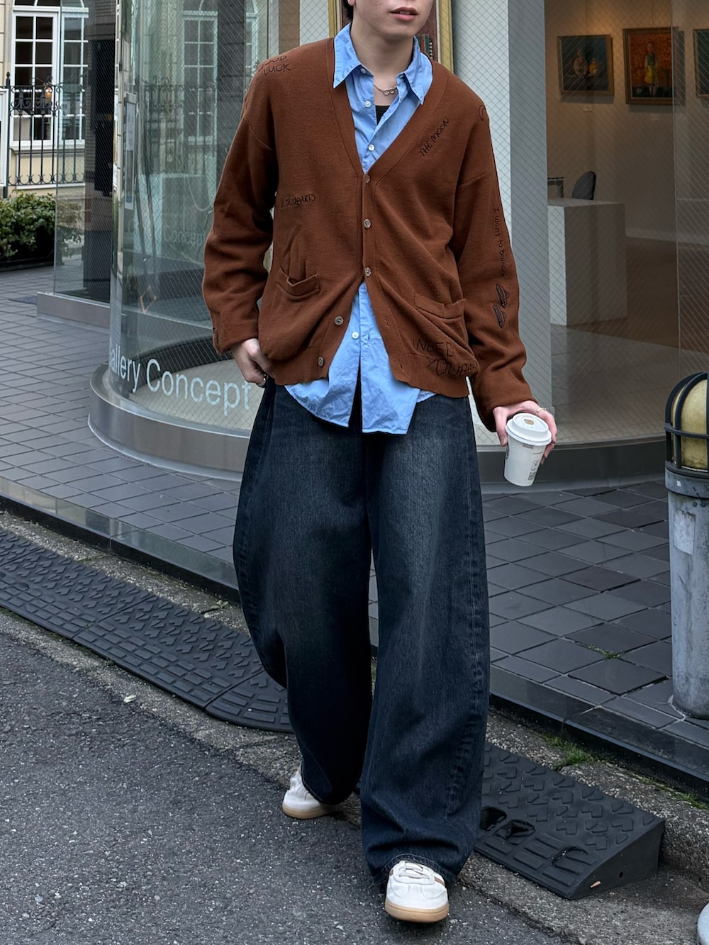 ブラウン系のカーディガン/ボレロ、ブルー系のデニムパンツ、ブルー系のスニーカーを着用したメンズの春コーディネートの3枚目の写真