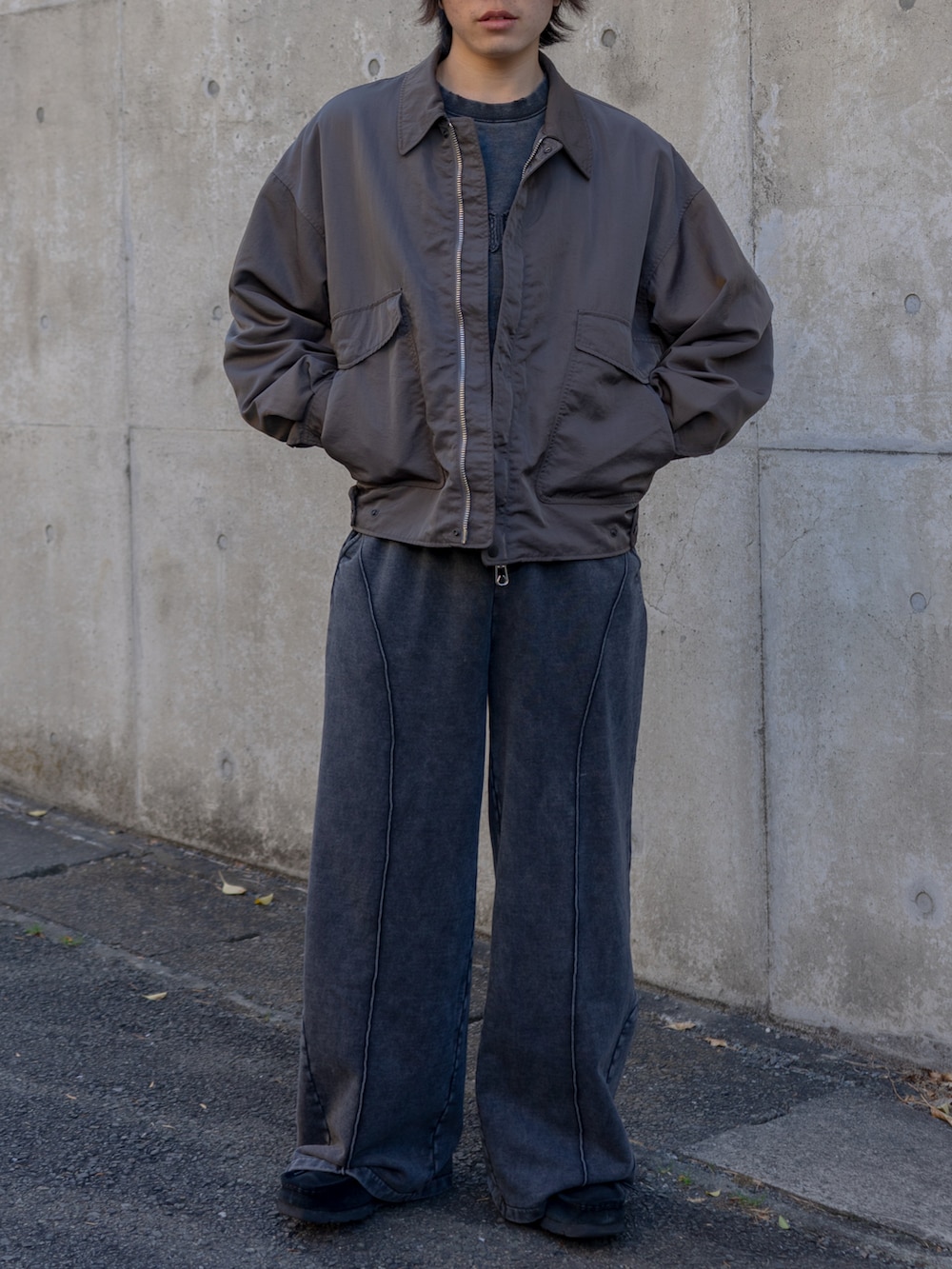 グレー系のスウェット、グレー系のスウェットパンツ、ブラック系のその他シューズを着用したメンズの冬コーディネートの5枚目の写真