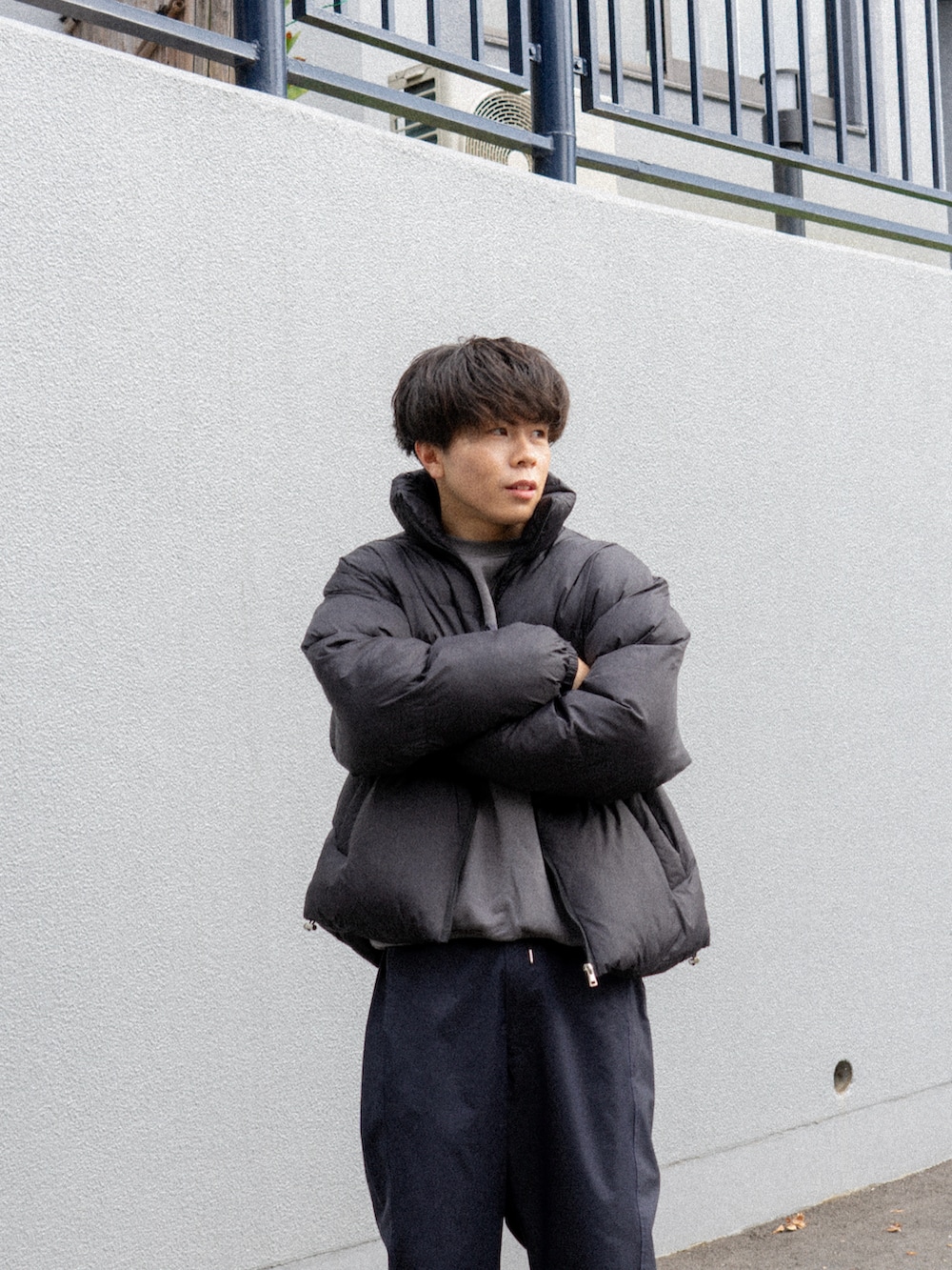 ブラック系のダウンジャケット/コート、ブラック系のその他パンツ、ブラック系のその他シューズを着用したメンズの冬コーディネートの4枚目の写真