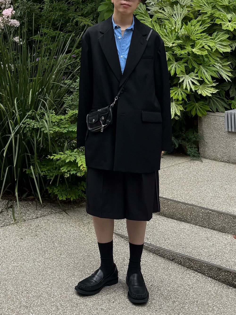 ブラック系のテーラードジャケット、ブルー系のシャツ/ブラウス、ブラック系のその他パンツを着用したメンズの春コーディネートの5枚目の写真
