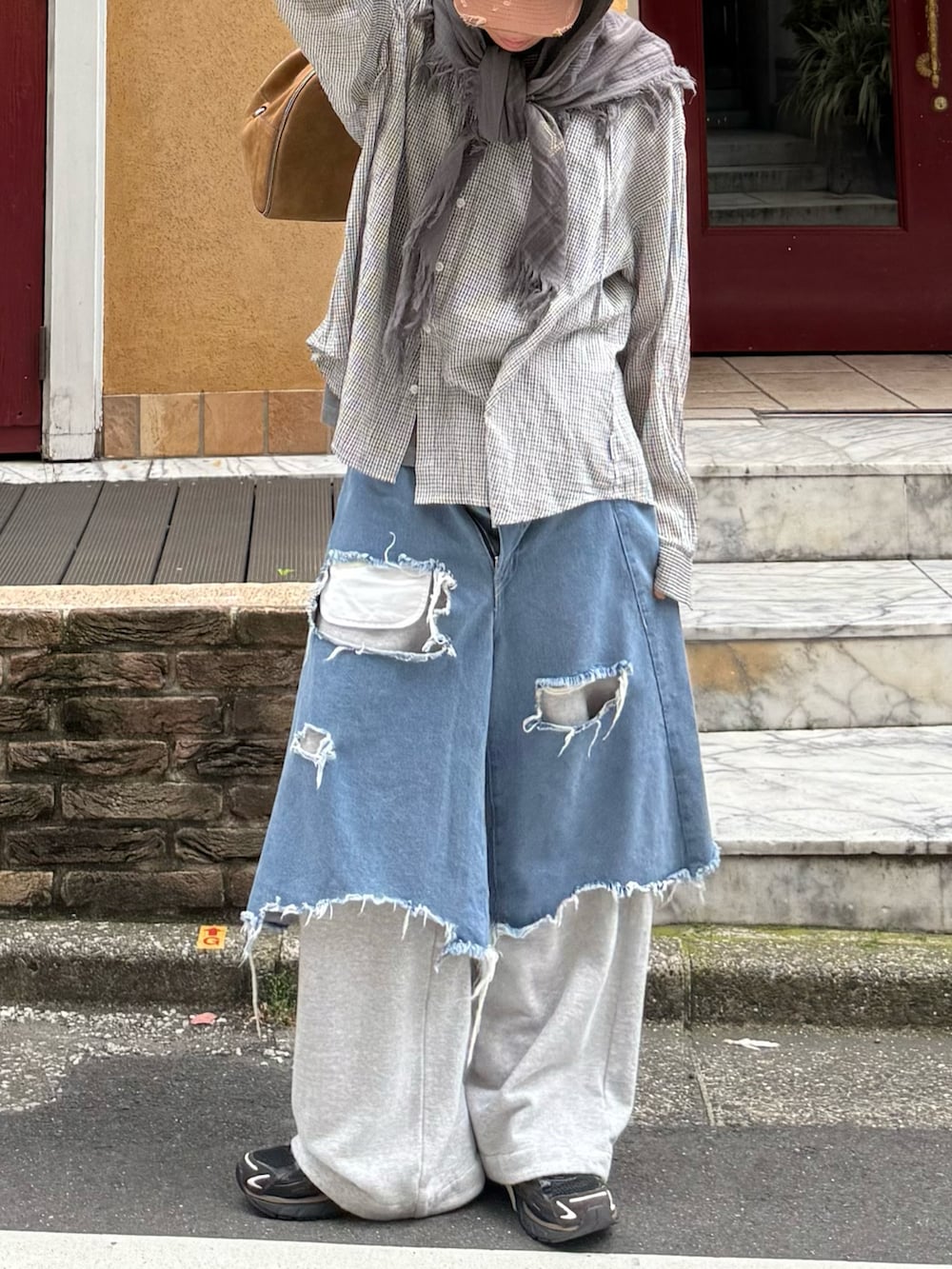 ホワイト系のシャツ/ブラウス、グレー系のスウェットパンツ、ベージュ系のバッグを着用したメンズの夏コーディネートの5枚目の写真