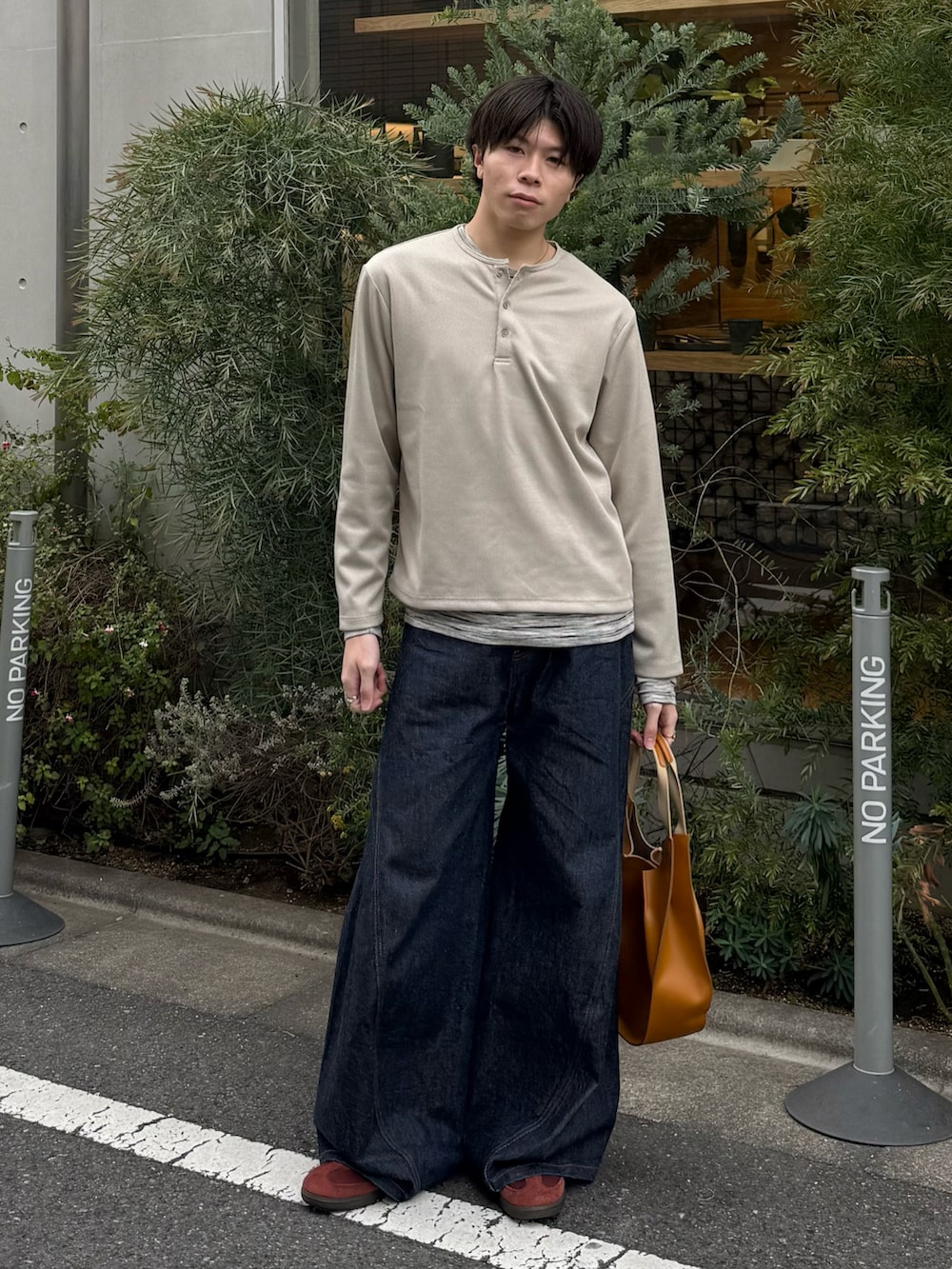 ベージュ系のTシャツ/カットソー、グレー系のTシャツ/カットソー、ブルー系のデニムパンツを着用したメンズの春コーディネートの2枚目の写真